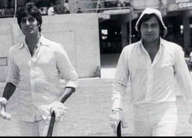 Amitabh Bachchan and Vinod Khanna playing Cricket