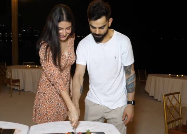 Kohli and Anushka celebrate pregnancy news with RCB team, See pictures-video