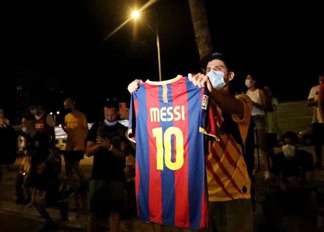 Barca fans want maria Bartomeu out instead of Lionel Messi