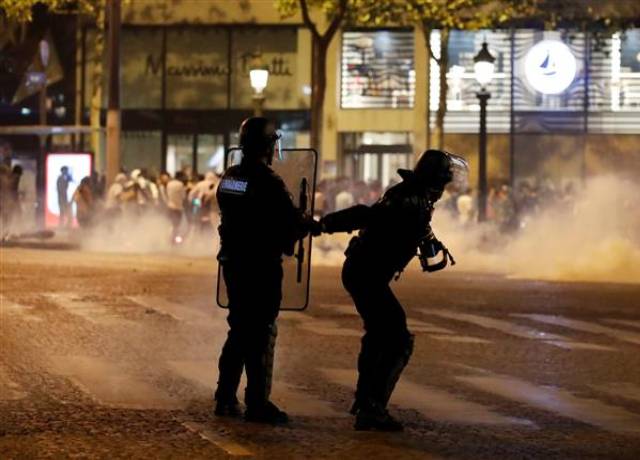 PSG fans clash with Paris riot police after UCL Final defeat