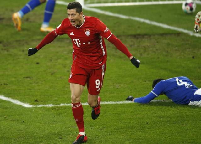 Robert Lewandowski scores his 500th senior career goal