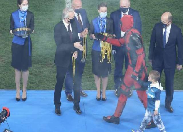 Artem Dzyuba collected his RPL medal as Deadpool