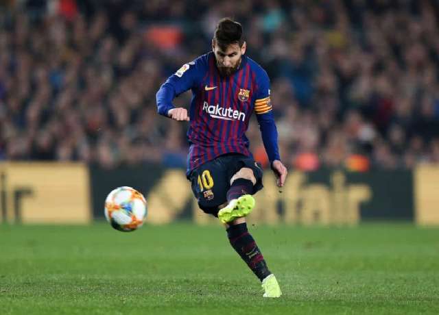 Messi equals Ronaldo's career free kick record