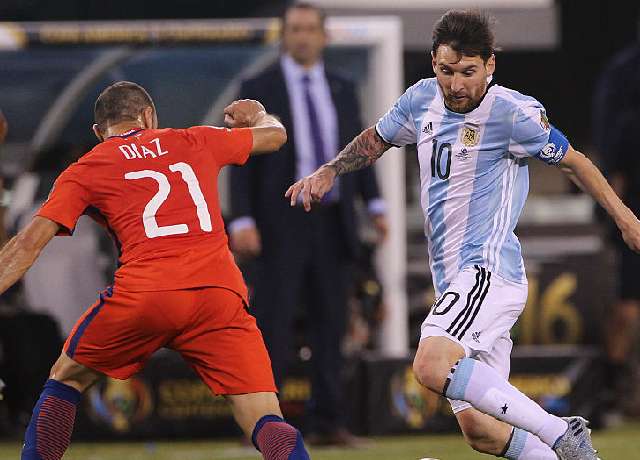 Alexis Sanchez' goal saves Chile; Messi paid tribute to Maradona